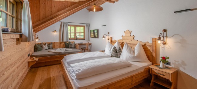 Gemütliche Schlafzimmer mit hochwertigen Naturmaterialien versprechen einen erholsamen Urlaub