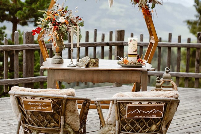 Romantisch gedeckter Tisch auf der Sonnenterrasse des Almchalets