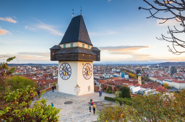 Der Grazer Uhrturm mit Blick auf die Stadt