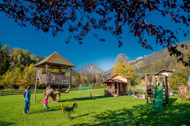 Der Abenteuerspielplatz liegt gleich neben dem Linharterhof